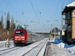 101 111-3 kommt mit dem EC 175 von Hamburg-Altona nach Budapest-Keleti pu. durch den Bahnhof Elsterwerda gefahren. (04.12.2010)